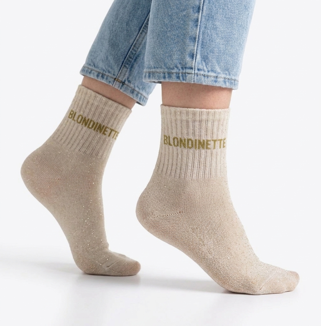 Chaussettes paillettes blondinette — photo IA Gemini — Chaussettes à Paillettes